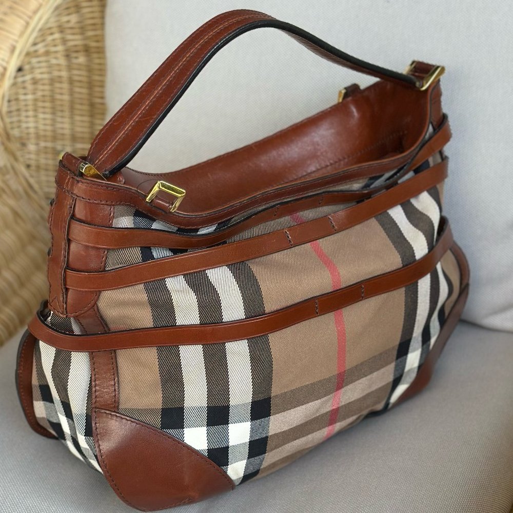 Timeless Classic: Burberry Vintage Check Bag (Made in Italy!) - Picture 5 of 13